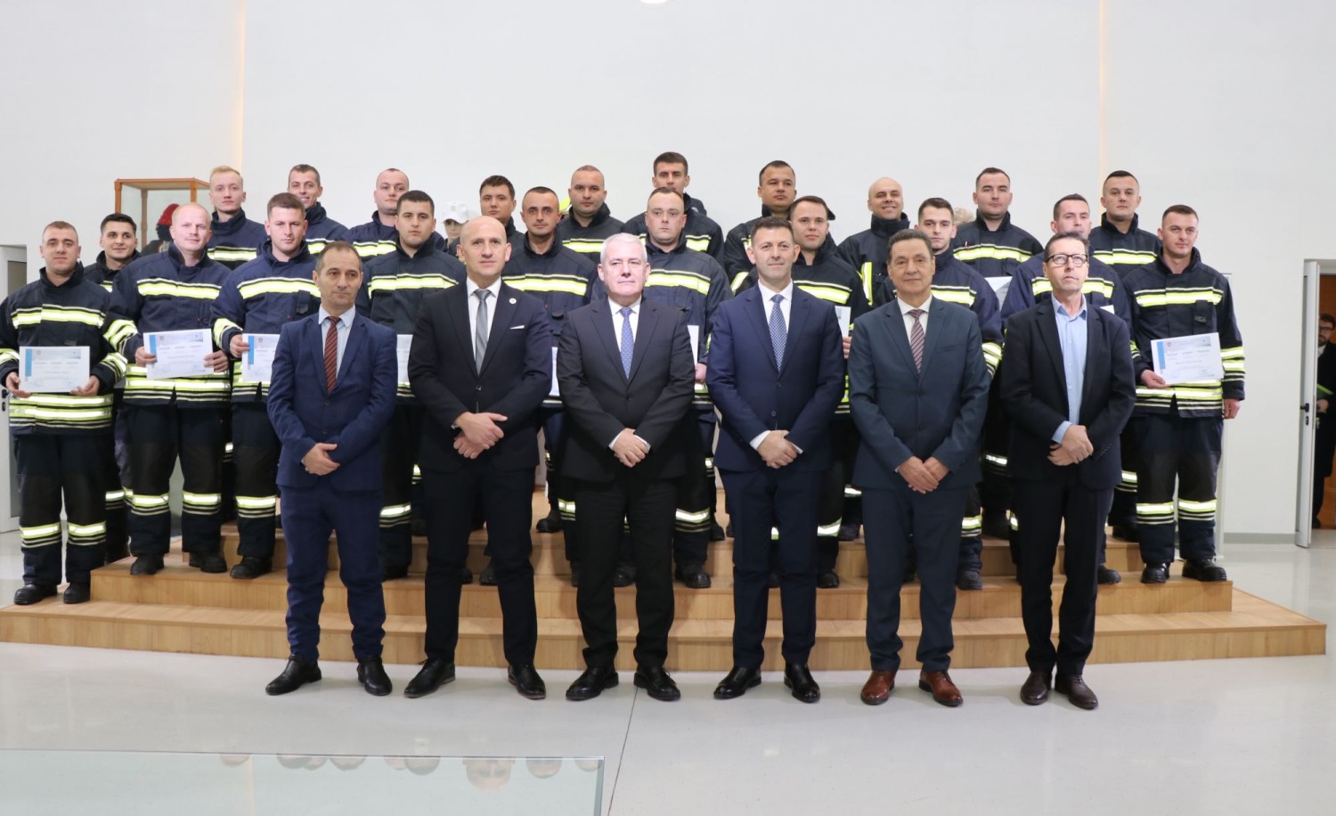 Ministri Sveçla mori pjesë në diplomimin e 21 kadetëve që përfunduan me sukses trajnimin profesional për zjarrfikës