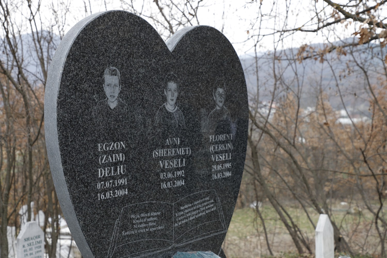 Ministri i Punëve të Brendshme Xhelal Sveçla dhe Kryetari i Komunës së Mitrovicës së Jugut Faton Peci përkujtojnë 22-vjetorin e ngjarjes tragjike të mbytjes së tre fëmijëve shqiptarë në lumin Ibër