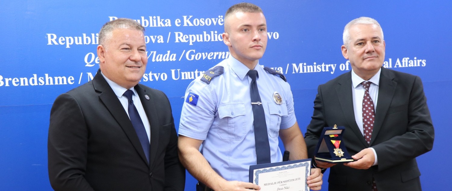 Ministri Sveçla dekoron tetë zyrtarë policorë me Medalje për Shpëtim Jete