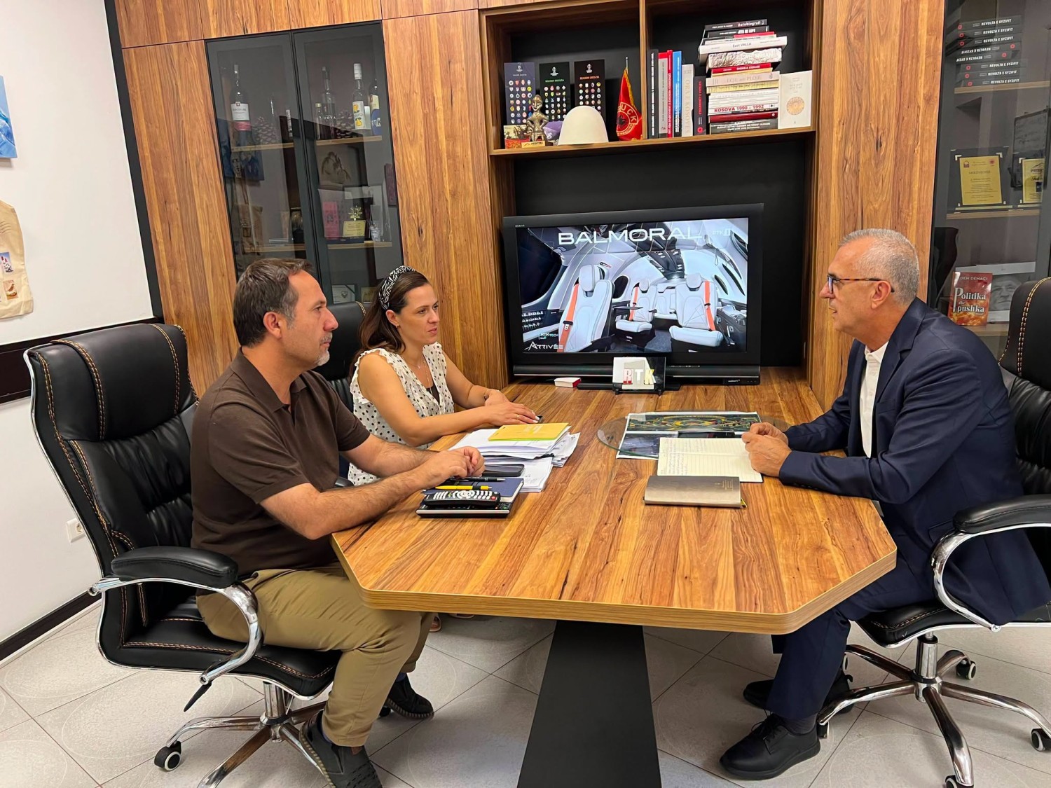Zëvendësministri Dugolli vizitoi Radio Televizionin e Kosovës