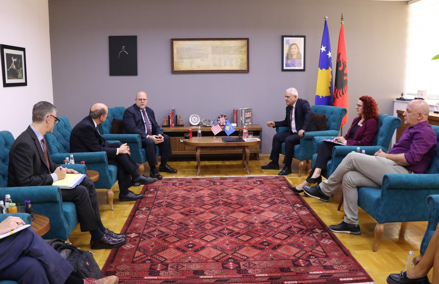 Ministri i Punëve të Brendshme pret në takim një delegacion amerikan për të diskutuar mbi procesin e strehimit të qytetarëve afganë