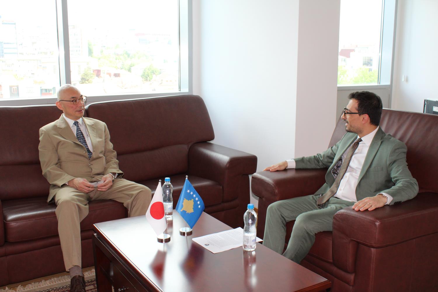 Zëvendësministri Bardhyl Dobra priti në takim të ngarkuarin me punë të Republikës së Japonisë në Kosovë Yamanaka Keisuke	