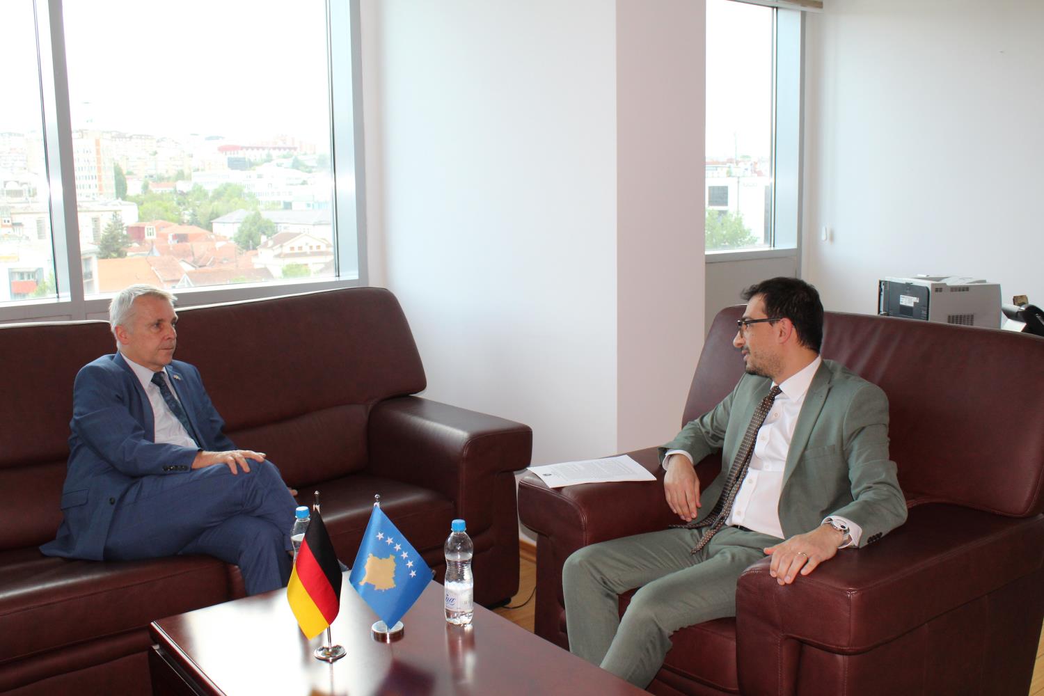 Zëvendësministri Bardhyl Dobra priti në takim Ambasadorin e Republikës Federale të Gjermanisë në Kosovë Jörn Rohde	