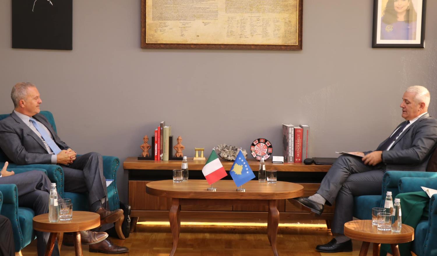 Ministri Sveçla priti në takim ambasadorin e Italisë në Kosovë, z. Antonello De Riu