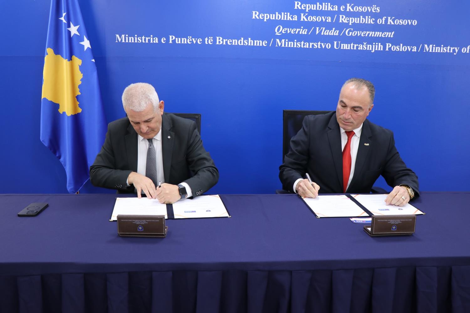 Nënshkruhet memorandum bashkëpunimi mes Ministrisë së Punëve të Brendshme dhe Aleancës Kosovare të Bizneseve për ofrimin e zbritjes në produkte për zjarrfikësit dhe zyrtarët policor 
