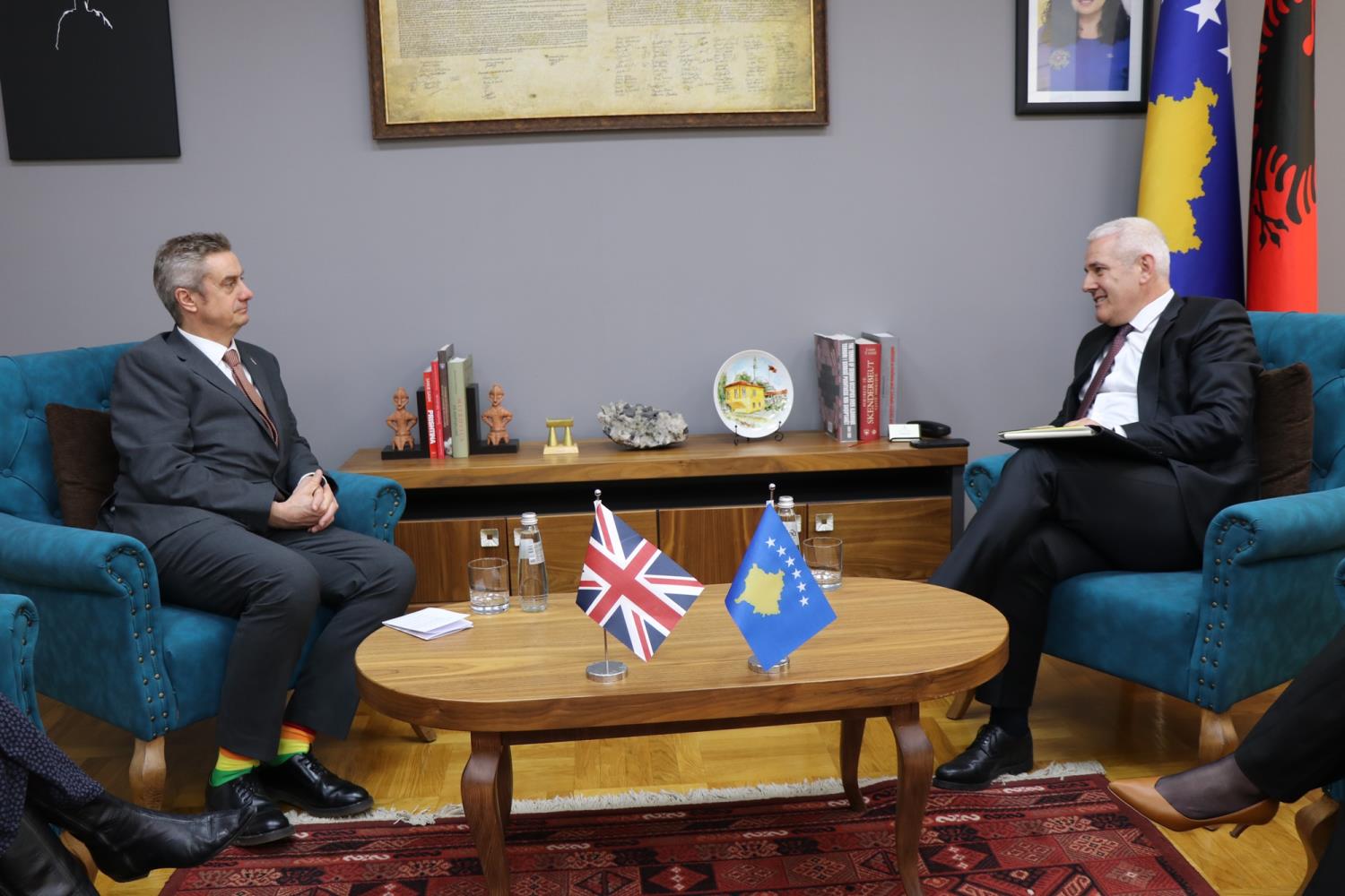  Ministri i Punëve të Brendshme Xhelal Sveçla priti në takimin e parë zyrtar Ambasadorin e ri të Mbretërisë së Bashkuar, Jonathan Hargreaves