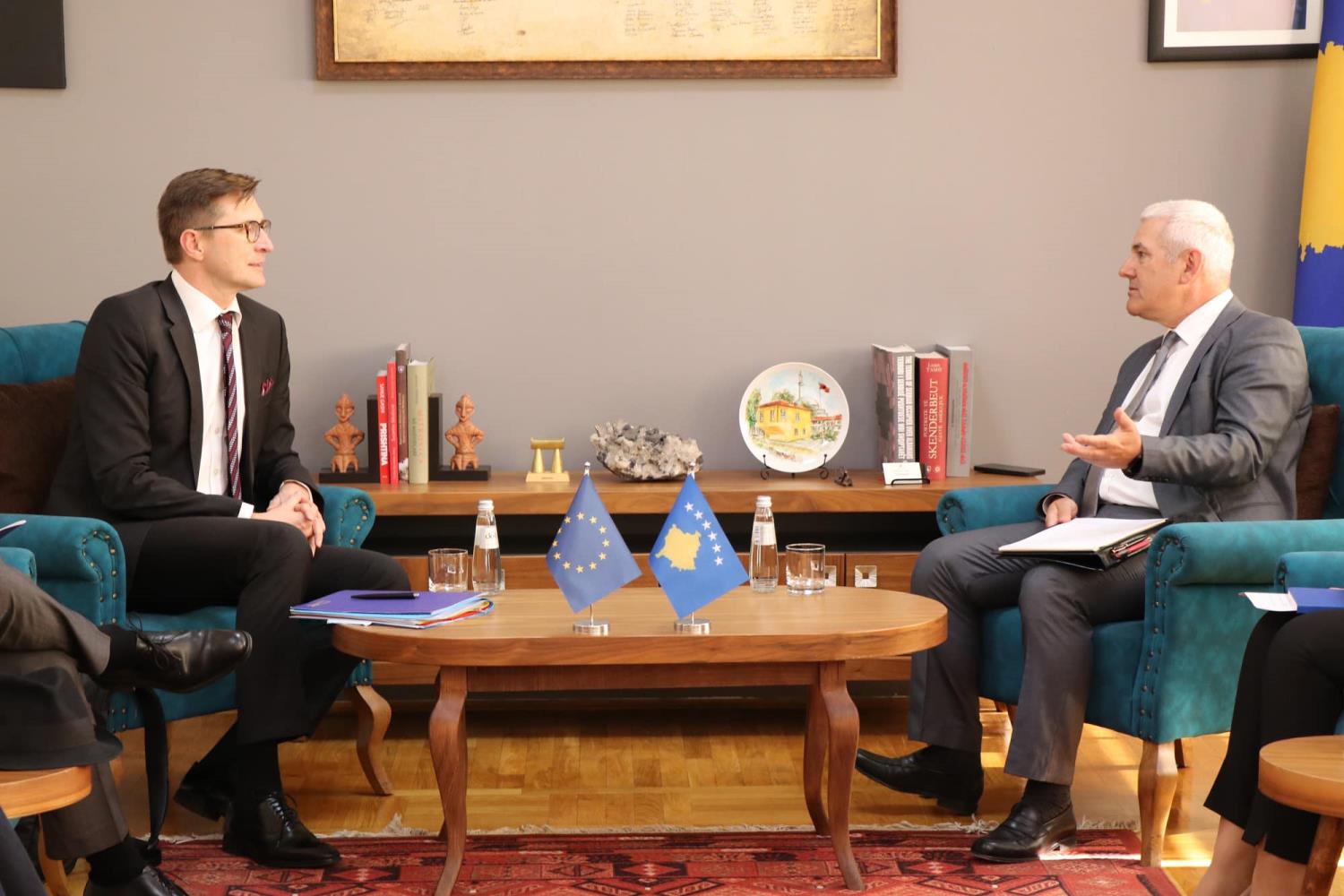 Ministri i Punëve të Brendshme, Xhelal Sveçla, priti në takim zëvendësdrejtorin Menaxhues për Evropë të Shërbimit Evropian të Veprimit të Jashtëm (EEAS) të BE-së, Marko Makovec, ambasadorin e BE-së në Kosovë Thomas Szunyog.