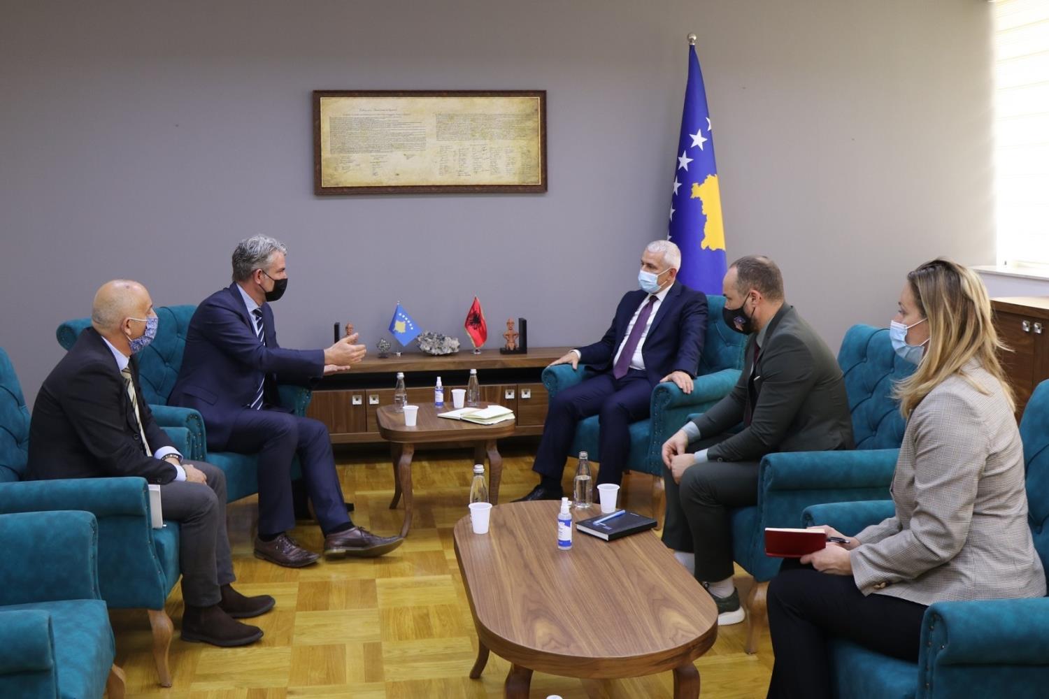 Ministri Sveçla priti në takim shefin e ICMP, z. Matthew Holliday