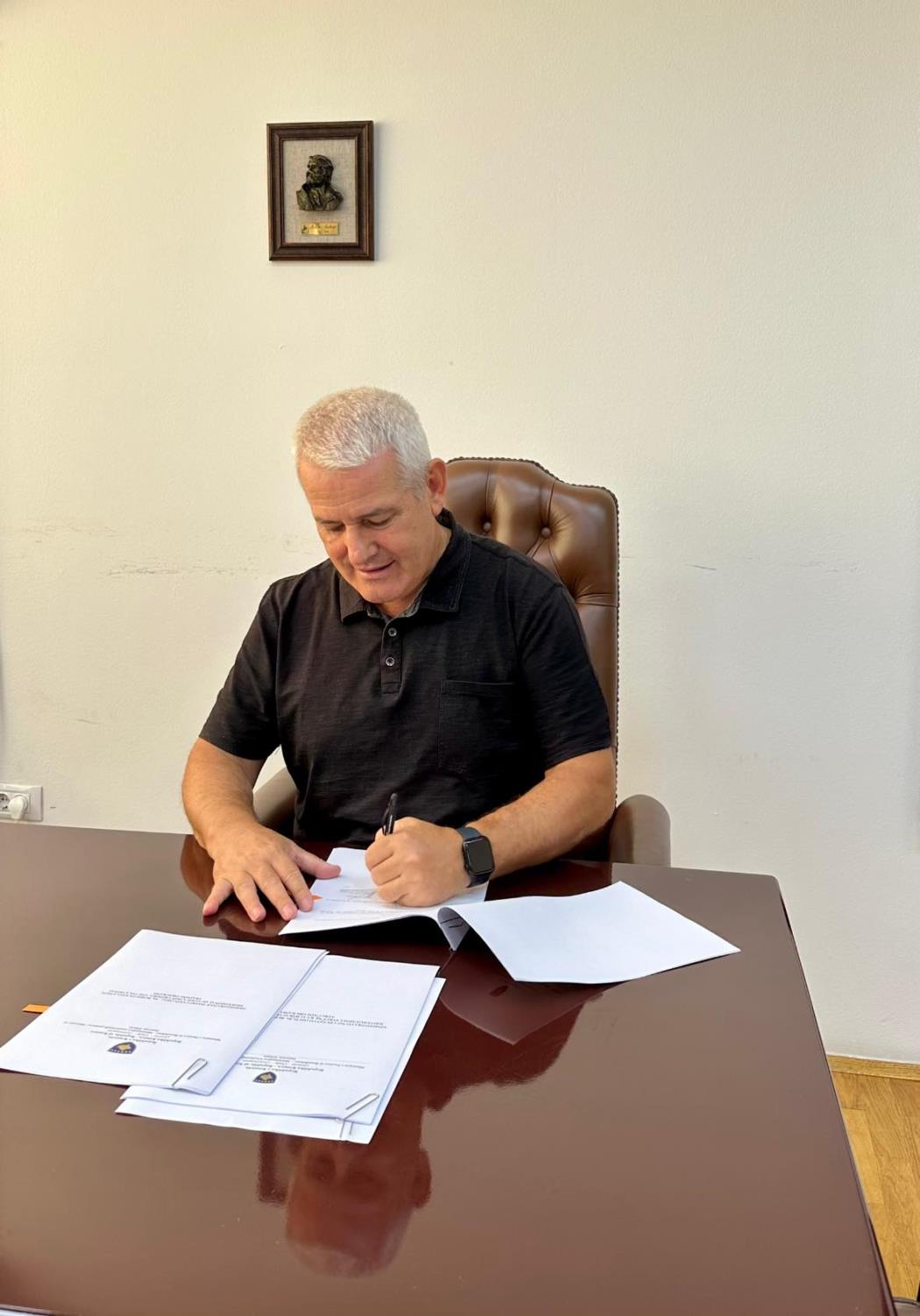 Minister Sveçla signs Administrative Instruction on training and certification of deminers by institutions