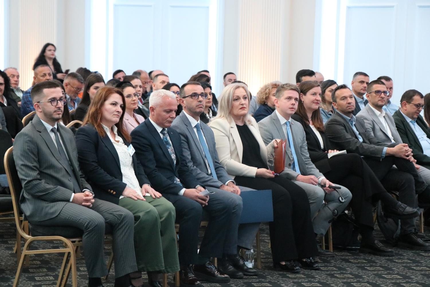 U certifikuan 315 shërbyes civil në programin: “Zvogëlimi dhe Parandalimi i Barrës Administrative”