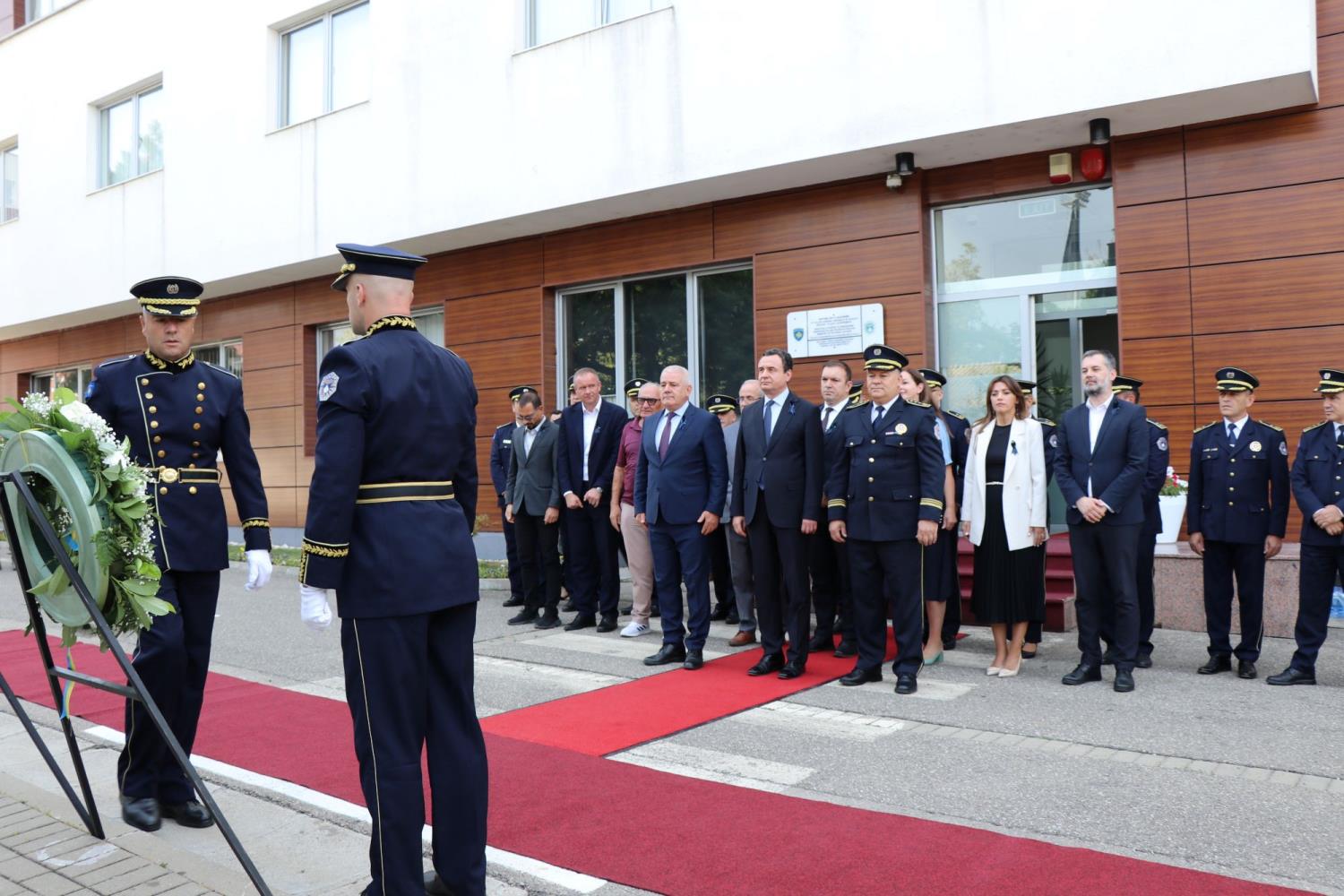 U mbajtën homazhe shtetërore në nderim të 14-vjetorit të rënies së Heroit Enver Zymeri dhe Ditës Memoriale të zyrtarëve policorë të rënë në krye të detyrës
