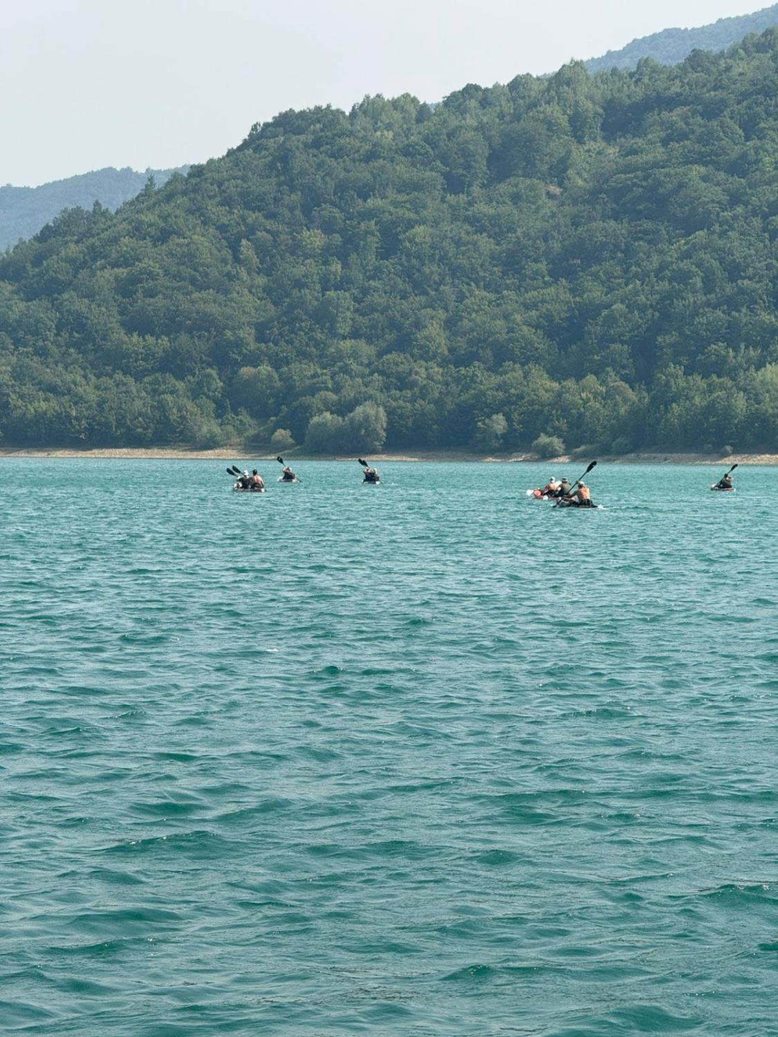 Aktivitet përmbyllës përkujtimor me lundrim me kajak në nderim të heroit Enver Zymeri dhe zyrtarëve policorë të rënë