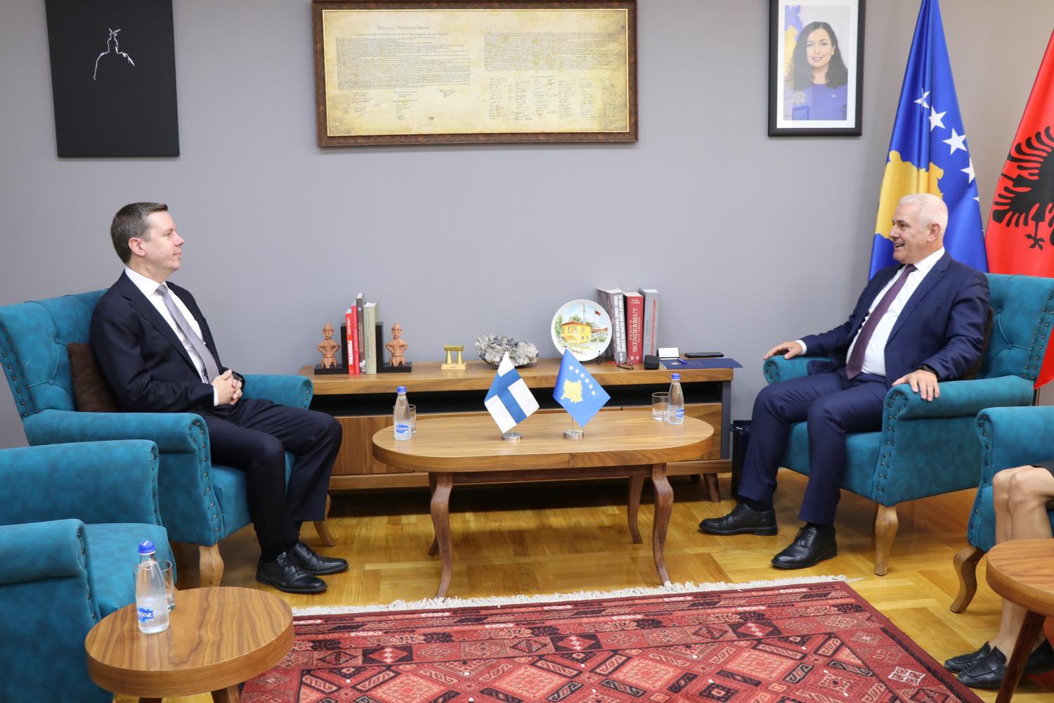  Ministri Sveçla priti në takim përshëndetës Ambasadorin e Finlandës në Kosovë Matti Nissinen