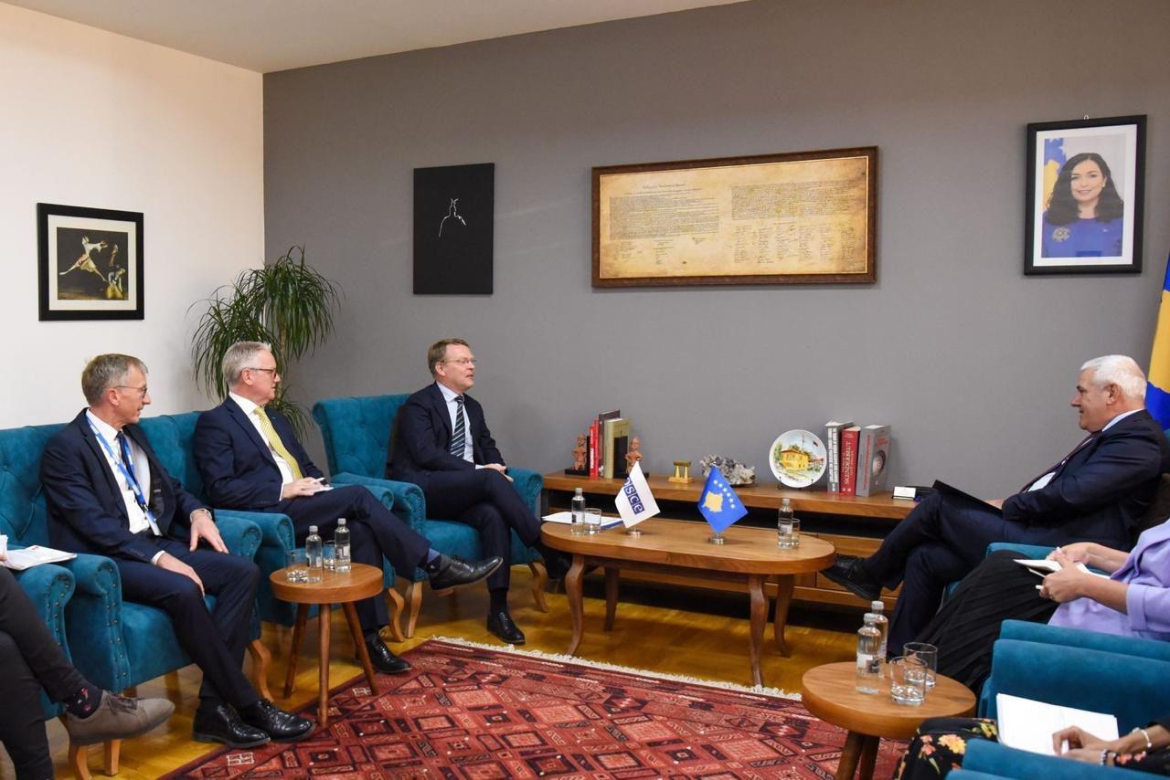 Ministri i Punëve të Brendshme, z. Xhelal Sveçla priti në takim Komisionerin e Lartë të OSBE-së për Minoritete, z. Christoph Kamp