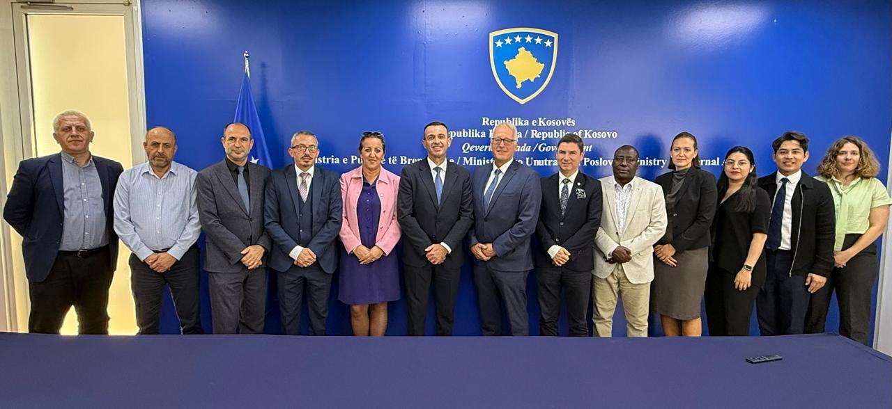 Atashetë doganor nga 4 kontinente dhe 8 shtete, përfaqësues të Organizatës Botërore të Doganave (OBD), po qëndrojnë në Republikën Kosovës, me ç’rast janë pritur nga zëvendësministri i Punëve të Brendshme, z. Blerim Gashani.